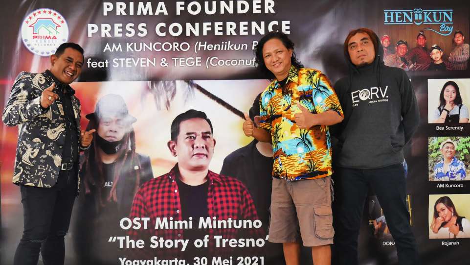 Foto 6 - AM. Kuncoro foto bersama Steven & Tege Coconut Treez di acara Press Conference OST Web Series Mimi Mintuno Tresno pada Minggu, 30 Mei 2021 di Yogyakarta. (Dok. Istimewa).jpg